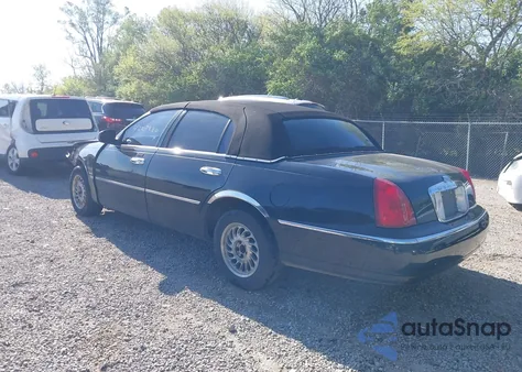 2001 Lincoln Town Car Signature from USA, damaged, VIN 1LNHM82W81Y715016